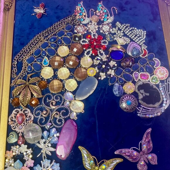 Horse made with brooch art on blue velvet - Picture 1 of 2